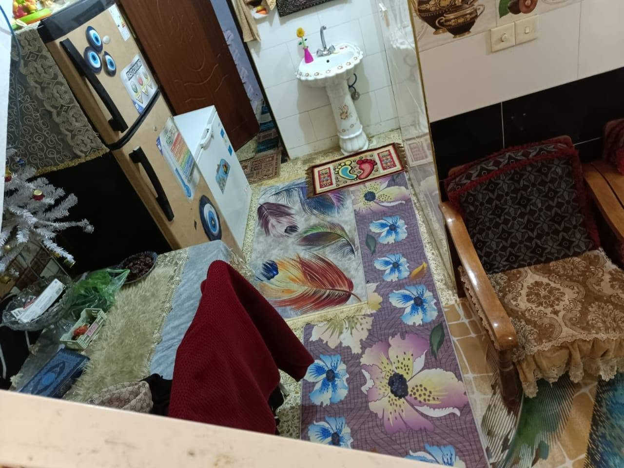 السلام عليكم بيت للبيع بالاصلاح شارع الجزيره مساحه 100 متره الواجهيه 6 ونص ونزال 15 بناء بلوك طابق واحد بناء البيت جديد كامل من السيراميك وكاشي يحتوي البيت على غرفه نوم واحده سته في اربعه واستقبال ومطبخ حار وبارد وترك حزام سيراميك وصحيات داخليه وخارجيه حولي كامل من ماي وكهرباء ومجاري وشارع تبليط سعره ب ٤٥اي استفسار اتصال على ***********زراعي قرار١١٧
