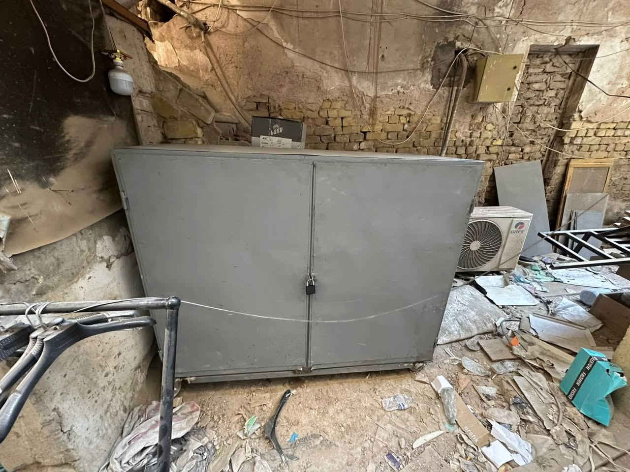 سلام عليكم صندوك حديد قبل فتره فصلته وهسه اريد ابيعه اليفيده خل يطيني سعر مكاني بغداد مدينه الصدر
***********

