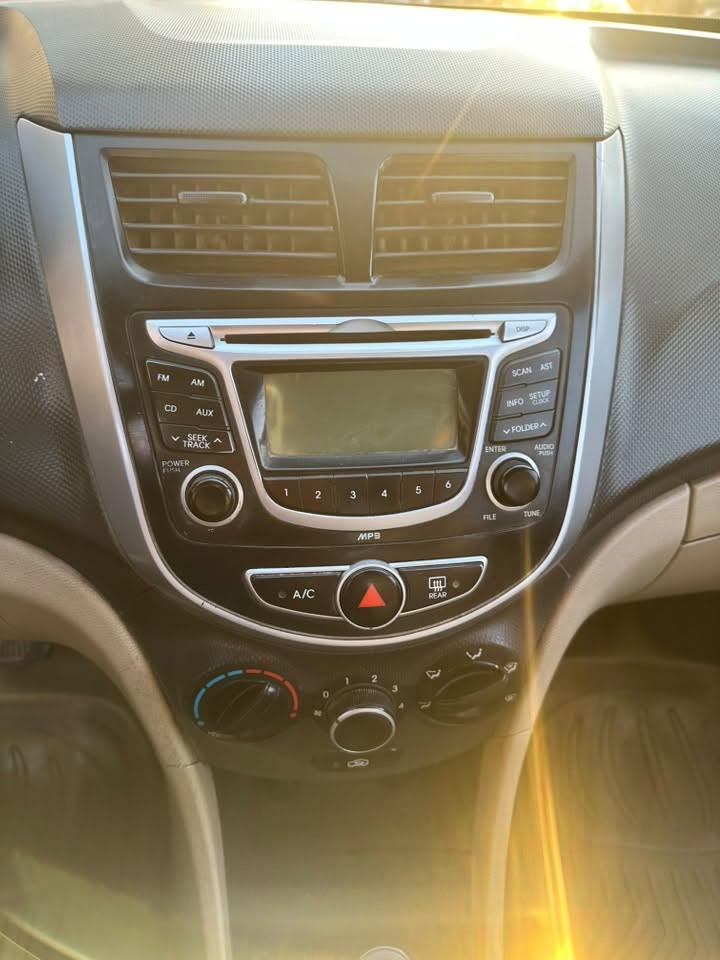 للبيع اكسنت موديل ٢٠١١ ماشيه ١٤٣  الف قابل للزياده
محرك كير بدون اي مشاكل 
تبريد شغال وبارد بس بي صونده الدفع يرادلها تبديل ذابه دهن
تدفئه شغاله 
صدر نص عمر 
شريط الستيرن يرادله تبديل 
السياره خير من الله بدون دوانز بانزين بس سوبر اديرلها ودهن ادنول الاصلي وين متريد اطلع بيها وابد مموكفتني بشارع 
السعر 98 وبيها مجال حك الجيه
تجي تكلب وتفحص وين متريد تقتنع ياله تشتري وبالخير اللي تصير من نصيبه
ابو كرم ***********
