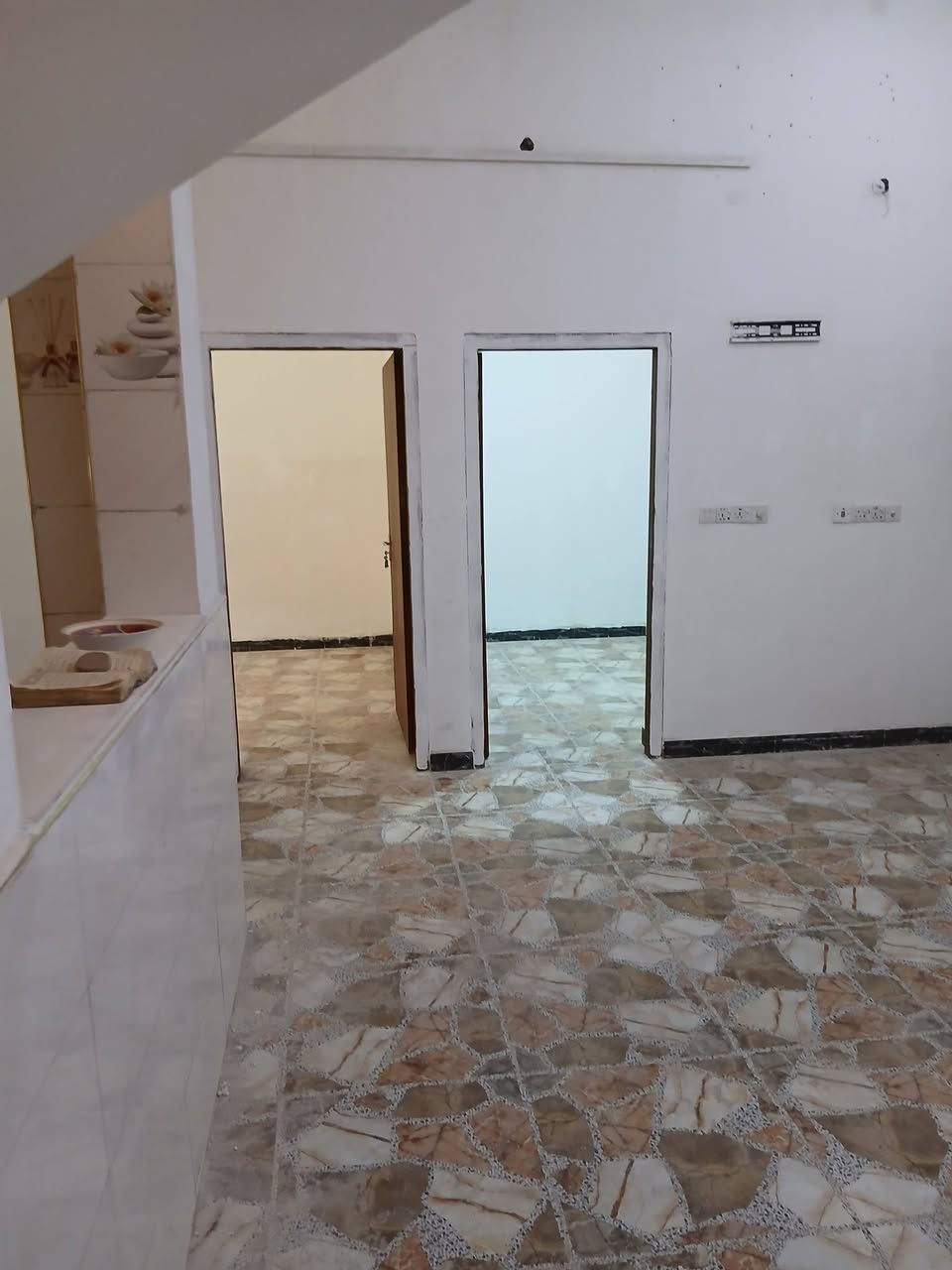 سلام عليكم من رخصت ألادمن بيت للايجار في مناوي لجم خلف المول الخوره المساحه ١٠٠ متر يحتوي على خرفتين هول مطبخ حمام منور بيت جديد وحديث التواصل ***********
