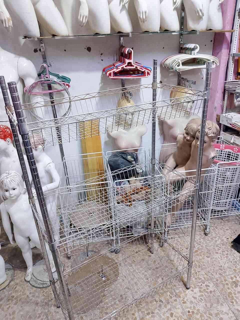 للبيع
غراض محل 
تعاليك  خرز. عندي عدد هواي 
تعاليك اذرع   عندي عدد هواي
سلات متحركه  عدد 5
مليكانات نسائي عدد 9
مليكانات نسائي نصف. عدد 4
مليكانات اطفال  وشبابي
مليكانات. رجالي عدد 2
ميز جام. عدد 2
ستاند. اكسسوارات 

مكاني بالنجف 

***********
