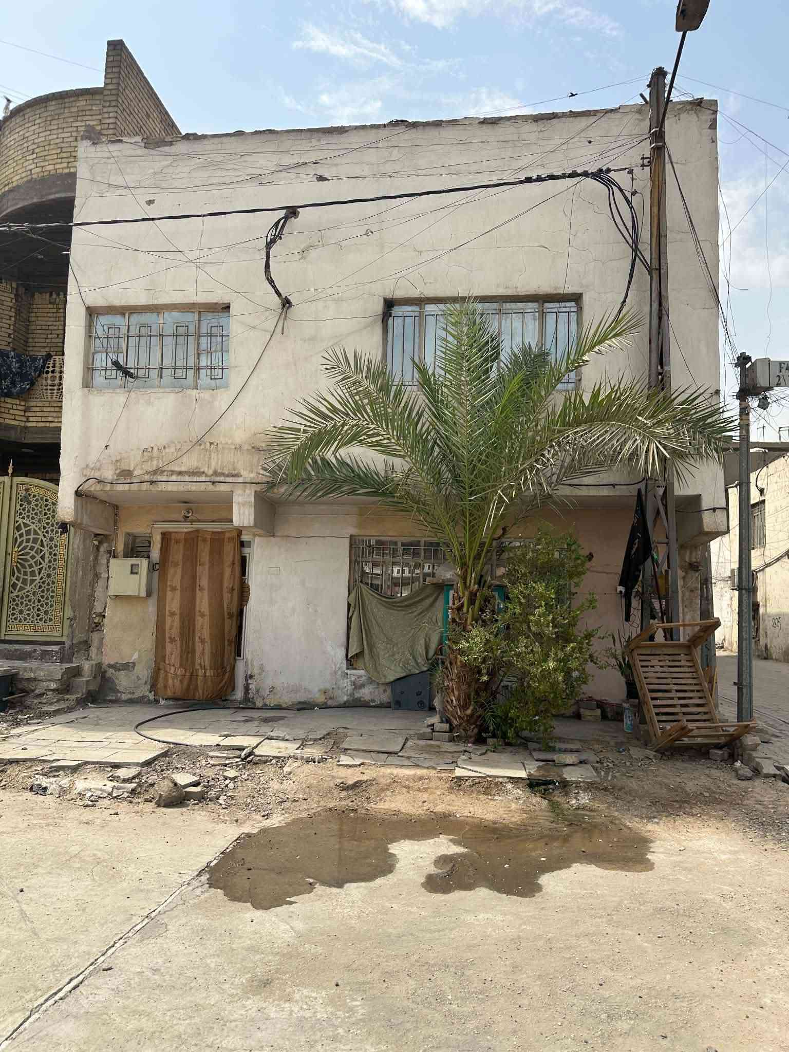 السلام عليكم بيت للبيع في مدينة الصدر قطاع 15 مقابيل قطاع 19 البلوك الاول من شارع الداخل المساحة 80 متر الواجهة 8 م والنزال 10 م البيت ركن   السعر 200 مليون للاستفسار اكثر الاتصال بصاحب الدار على الارقام *********** او ***********
