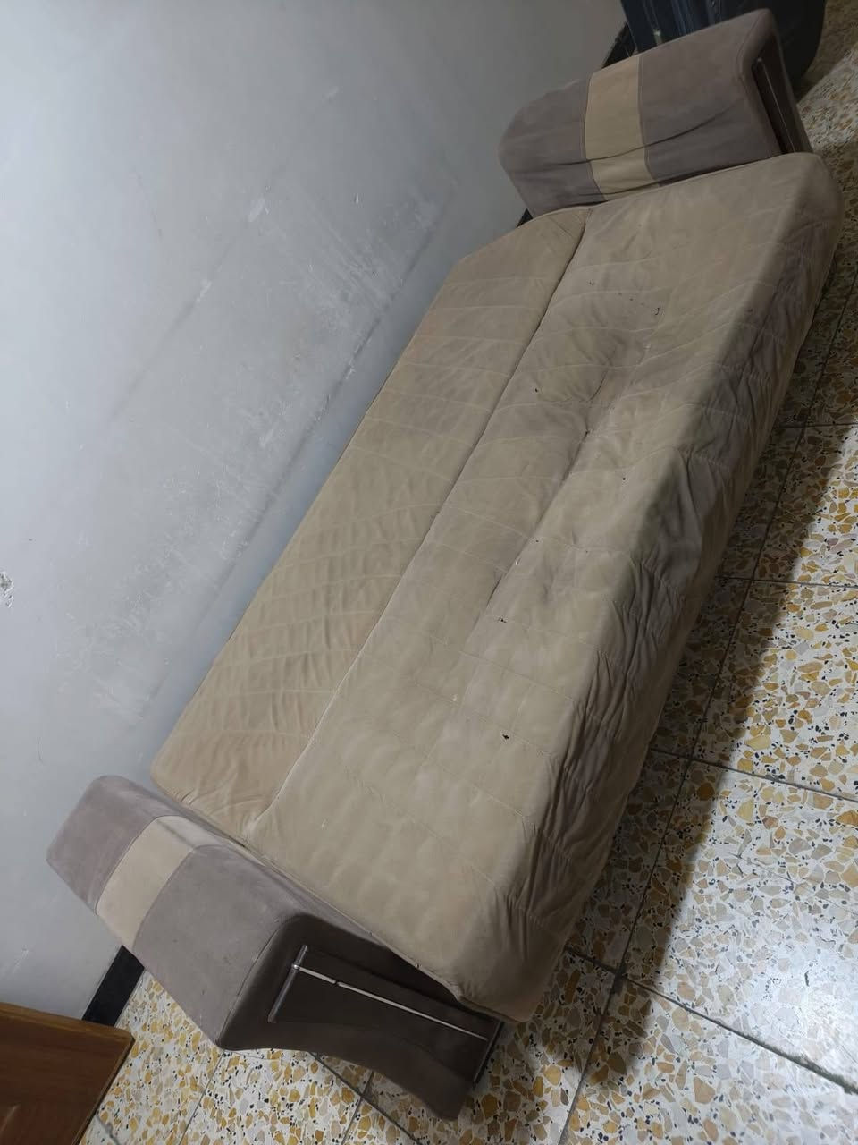 قنفات ثلاث قطع مستخدمه للبيع ب٤٠ الف العنوان بغداد حي اور ***********
