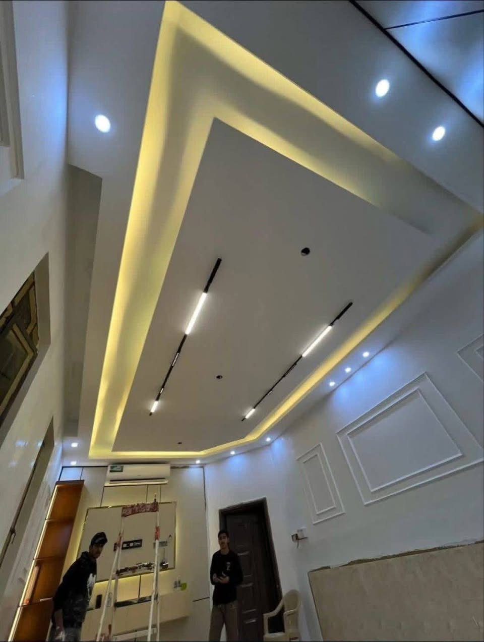 شغل جبس بورد وإنارة معمارية بتنسيق وإشراف هندسي متكامل.
استقامة ودقة: استلام العمل بالمسطرة والقبان بدون تموجات.
​إضاءة متناسقة: توزيع مدروس لخطوط الـ LED والـ Magnetic Track.
​تسليم متكامل: نجمع لك الكهرباء، الجبس بورد، والصبغ تحت إدارة واحدة.
​📍 تكريت | 📞 ***********
