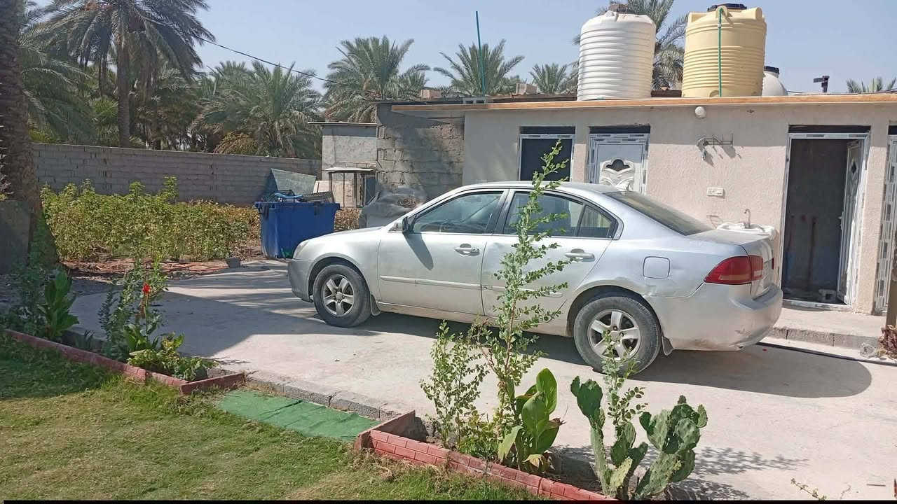عدي نصف دونم طابو سند 25 للبيع
يحتوي على دور عدد 2 واحد كامل والثاني هيكل

موقعه شارع بغداد كربلاء عمود 140 قرب مدينة سيد الاوصياء للزائرين وقرب محطه قطار كربلاء 

يبعد عن الشارع العام 130متر وعن الامام 6 كيلو متر 

تتوفر كافه الخدمات من ماء وكهرباء ومدارس 

موقع ممتاز وهادئ لسكن او دار استراحه أو حسينيه 

مسيج ومرتب جدا يحتوي على حديقه مساحتها 250 

موقع ممتاز وهادئ لسكن وقريب عل شارع الزوار 

تنزل عن شارع بغداد 90 متر تبليط عرضه 15 متر 

وتنزل ترابي 40 متر عرضه 9 متر تحويل اسهم باسمك مباشر السعر وباقي التفاصيل عبر الاتصال اني صاحب الأرض مباشر ***********
