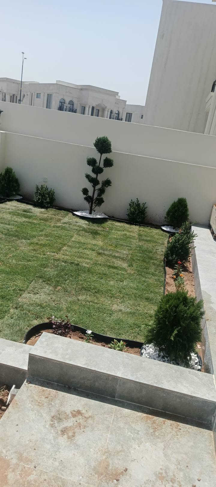 وه ستاي حه ديقه بؤ ديزاني كردني حه ديقه خاوين كردنه وه ي ده رمان كردني حه ديقه جاكردني هه موو جؤره دارودرختيك  واتساب فايبر ***********🤙☎️🪏 أربيل, العراق

نص مكتوب في الصور:
- وه ستا كاروان بو ديزاين کردنی حه ديقه و خاوێن کردنه وه ی مه زرعه عه و چاکردنی هه موو جوره دره ختیک ***********