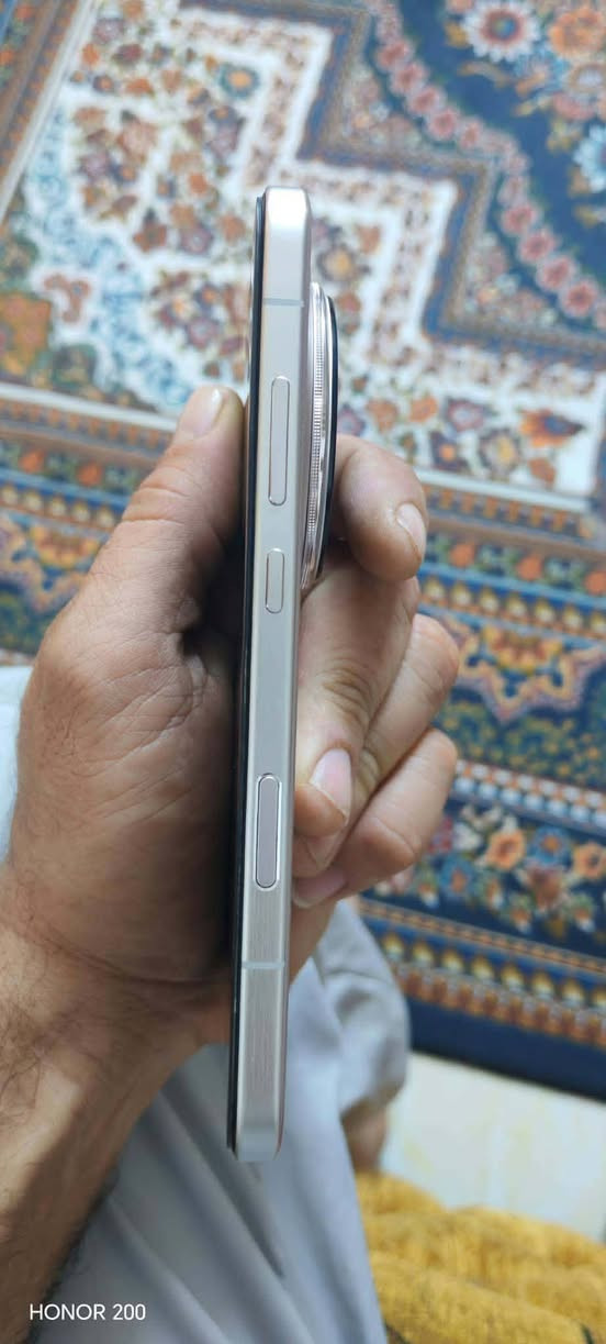 سلام عليكم متوفر
هونر ماجك 8برو ذاكرة 512 الجهاز نظيف دامة تصفح 
المكان بغداد السيدية الاتصال  ***********
((مكلف بالنشر))

نص مكتوب في الصور:
- HONOR 200
