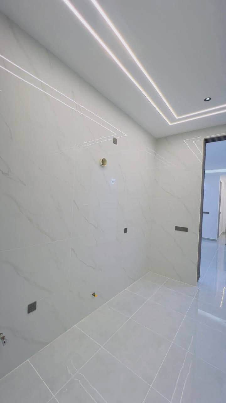 بيت للبيع قرب اسواق الصفوه
على شارع ٢٠ 
المساحه ١٢٥ حر غير مطلوب
بناء جديد ٢٠٢٦ كونكريت غير مسكون.
١ـ يتكون الطابق الاول من
طارمه ومطبخ واستقبال وصاله وغرفه ومنور وصحيات داخليه وخارجيه
٢ـ الطابق الثاني
 غرفتين وصاله وحمام كبير
وسطح اول
موقع مرتب شارع ٢٠ متر🌱
***********📞
