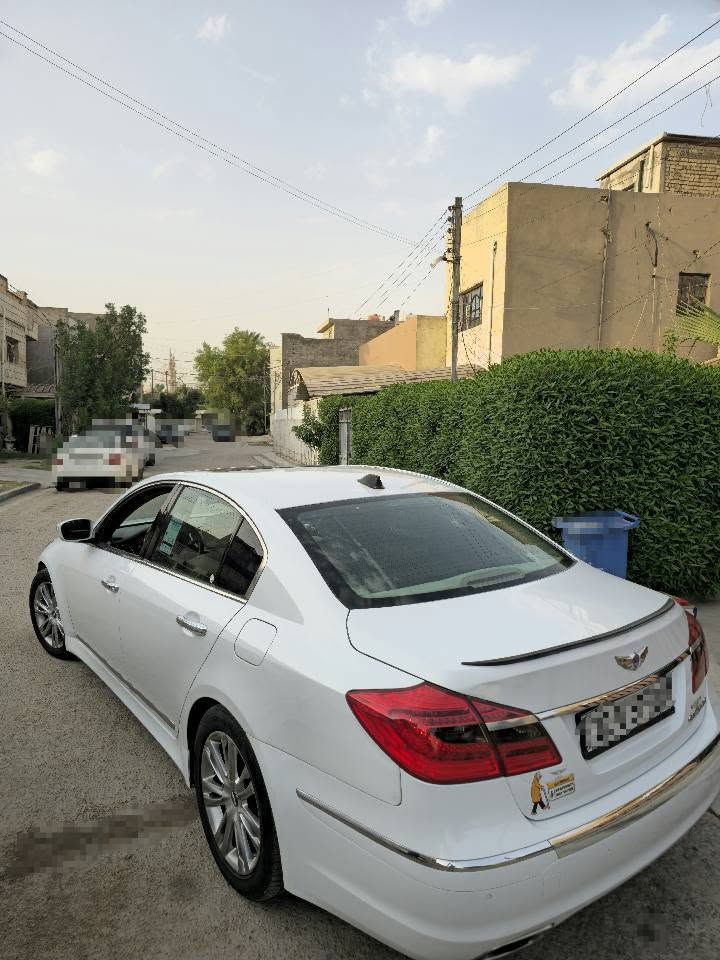السلام عليكم 
هونداي جنسيس رويال خليجية 2014 كتلوكات شركة 
رقم اربيل انكليزي 
مواصفات 
فتحة سقف 
بردة خلفية متحركة
 بك لايت لد
 لايت عالي وناصي زنون 
كشنات جلد كهرباء
 صاج بوب + دشبول بالكامل 
بصمة تشغيل 
دبل صالنصة 
ماشية 157كيلو
بصمة تشغيل 
بصمة بوب
تحكمات ستيرن
شاشة 
كامرة خلفية
ويل كروم حجم 18
محرك 3800 
مكاني بغداد 
السيارة بيها قطعتين صبغ 
مكينة كير بلاد 
السعر 132وبيها مجال للشراي
رقمي *********** بغداد, العراق
