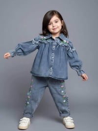 ✨ طقم بناتي أنيق وناعم، يجمع بين الجينز والتطريز  بتصميم عصري ومميز 😍💙...