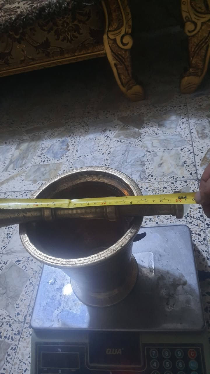 اهاون  انتيكه مخطط بغداد ابو ذان الارتفاع ٢٠ الا خط واليده  ٣٠ الاخط  الوزن  ٨ كيلو  الا ١٠ غرام التوصل  رقم الهاتف التواصل ***********ابو علي  والخاص  مفتوح  السعر  ١٢٥ الف
