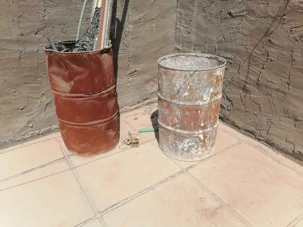 غراض للبيع البراميل ٢٠ ألف المغاسل ثنينهن ٥٠ ألف والثريات الوحده ٧ ألف والطباخات ٣٠ ألف واحد عاطل الجگات الأصفر ٢٠ ألف الباقيات على ١٠ آلاف للاتصال ***********
