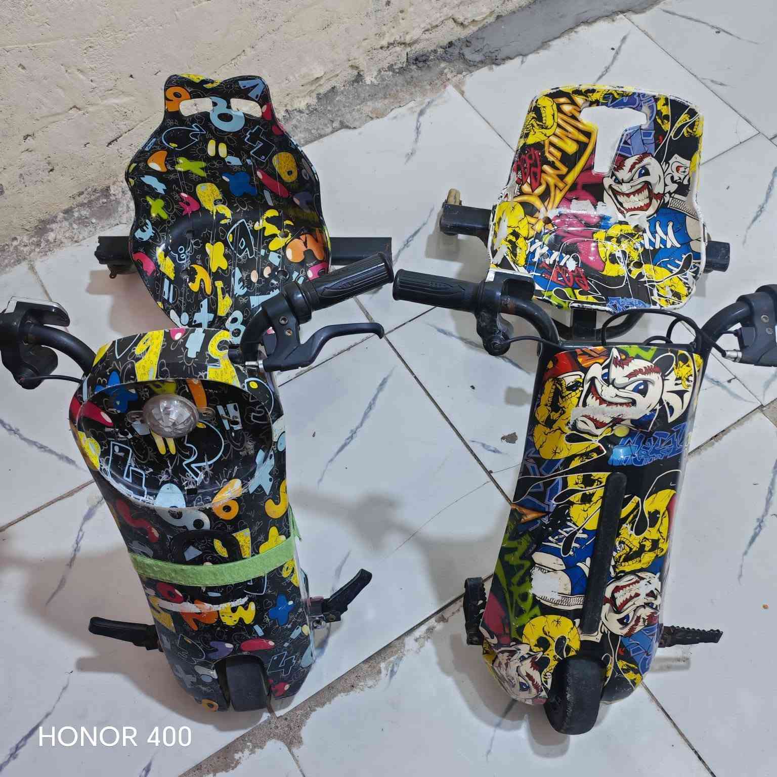 اسكوترات شغالات  أي عطل مابيهن الواحد ب 90 وبيهن مجال  *********** بصره

نص مكتوب في الصور:
- HONOR 400