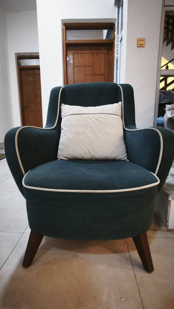 تخم تركي متكون من 

2 قنفات كبار 🛋

و 1  قنفة وسط 🛋

كرسي واحد بحالة جيدة 🪑

كرسي واحد مكسورة رجلة 🪑

الحالة : نظيف 💯

السعر 350 الف وبي مجال بسيط حك الجيه
العنوان ناصرية مركز 
واتساب *********** 📞 ناصرية, ذي قار
