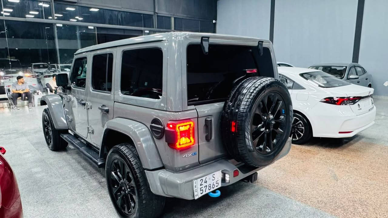 جێب سەحارا  Jeep wrangler 2023 HEV. 
فول مواصفات. ڕەنگ سمنتی. دوو دەرگای بۆیاغە.
تەنیا  ٦٨ مایل ڕۆیشتووە. دەبل اکسل. 4X4
سعر تەنیا ٢٧٠ ورقە.  موبایل   ***********
مكان : أربيل.   ١٠٠ متری معرض تۆپ کارس أربيل, العراق

نص مكتوب في الصور:
- TOP CARS