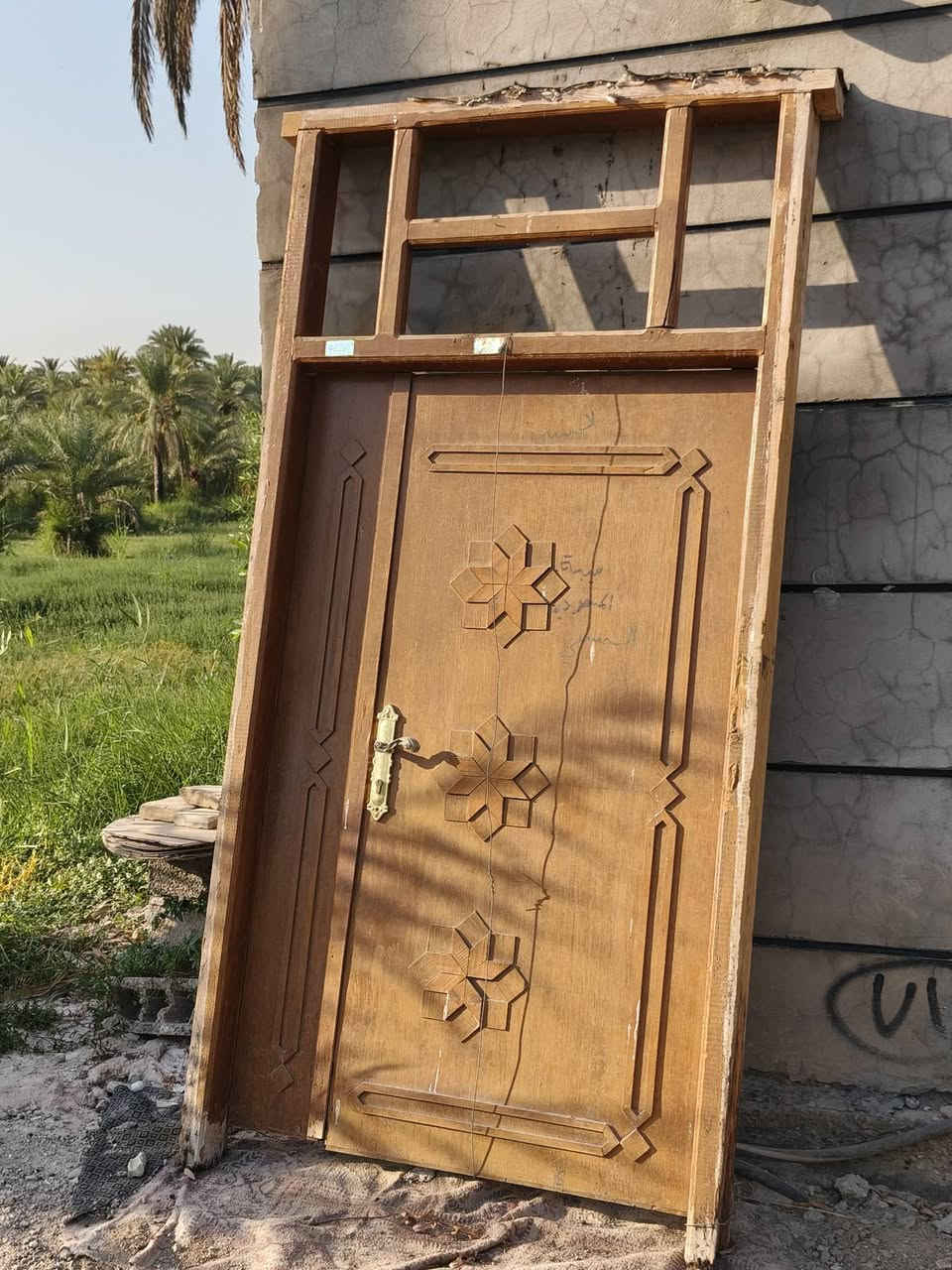 باب 🚪خشب درجة اوله للبيع
الي يحب يتصل على الرقم 
***********

