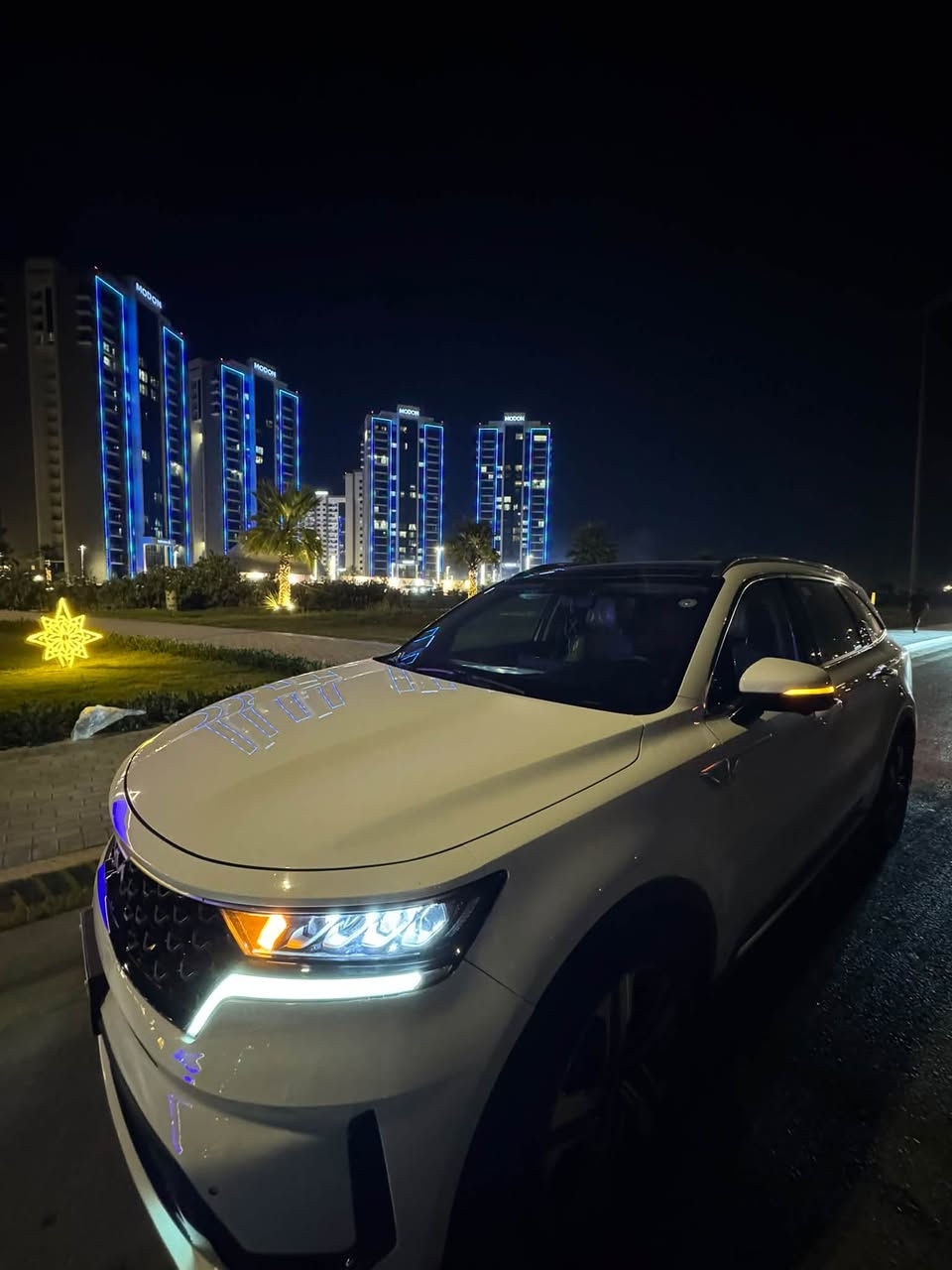 سورنتو 2023 خليجي فول واحد على واحد
Kia Sorento 2023 3.5 V6 Full Option – خليجي

* المحرك: V6 سعة 3.5 لتر

* القوة: حوالي 268 حصان

* العزم: حوالي 331 نيوتن.م

* القير: أوتوماتيك 8 سرعات

* المقاعد: 7 ركاب

* فتحة بانوراما

* كراسي جلد

* كرسي السائق والراكب والخلفية كهرباء

* تبريد وتدفئة المقاعد الأمامية

* دركسون كهربائي

* جنطة كهرباء

* تشغيل عن بُعد

* بصمة/ ابواب

* تشغيل زر Push Start

* كاميرا 360° 4 كامرات

* حساسات أمامية وخلفية

*شاشة كبيرة

* Apple CarPlay / Android Auto

* شاحن لاسلكي

* تحكم مناخي أوتوماتيك

* تكييف خلفي

* مثبت سرعة

* ABS + ESP + Traction Control

* حساسات ضغط الإطارات

* إضاءة LED

* مرايا كهربائية

* ثلاثة صفوف

* مقاعد الصف الثالث قابلة للطي

🛑الملاحظات بارد بالبنيد بكد الاصبع وتكحيل في الجنطة الخلفية بكد الاصبع الدعامية الخلفية تبدليل شركة كيا بلادية

الاستفسار الاتصال *********** غير متواجد على الفيس بوك
