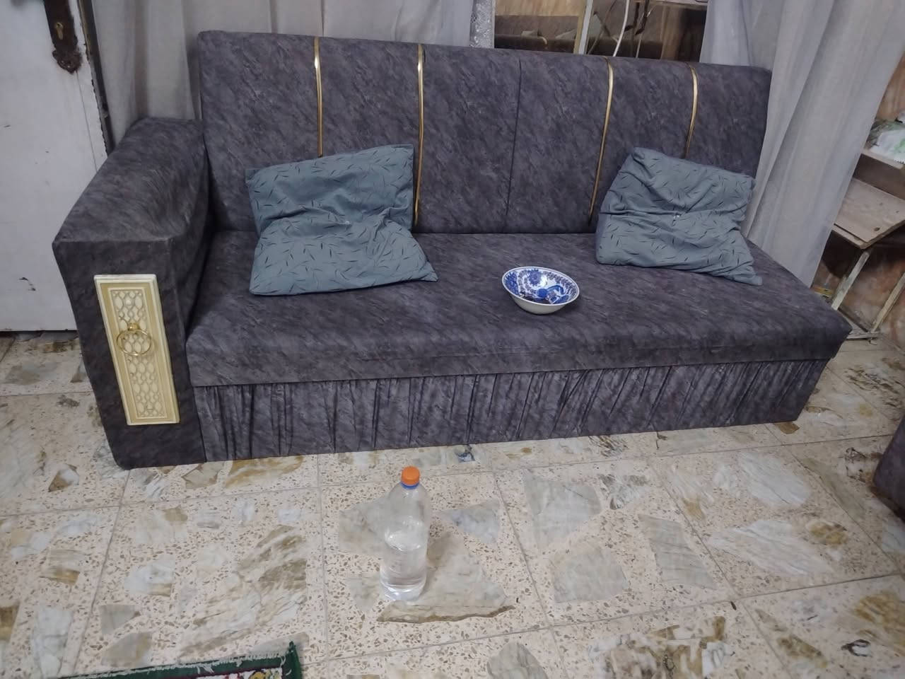 السلام عليكم ديوان للبيع نضيف بس بي وحده رجليهه ماكو هاي امصورهه السعر 130 قفلهه  ***********
