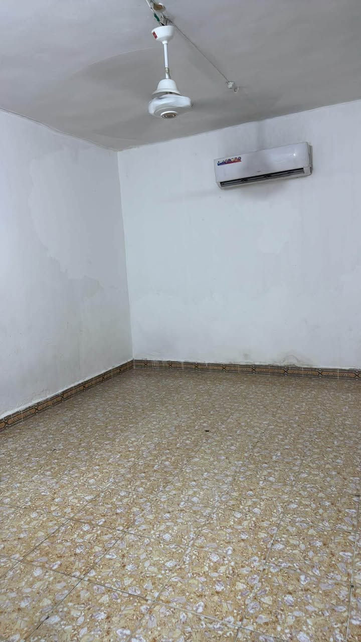 تحية طيبة…
مشتمل المساحة 100 مربع وجه 10 ونزال 10 بصف الركن شارع 6 متر متكون من طابقين الطابق الارضي يحتوي على غرفة نوم واستقبال وهول والطابق الاول يحتوي على غرفة نوم بالامكان اضافة غرفة ثانيه في الطابق الاول 
العنوان زين القوس شارع الشيرازي قرب الجسر 
السعر 85 مليون وبيه مجال 
تفاصيل اكثر الاتصال ***********
