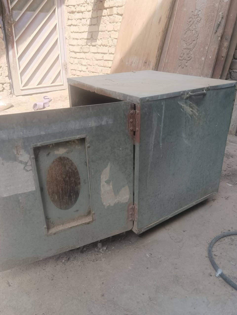 بوفيه • نظيف • يحتاج ترتيب