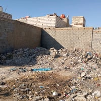 قطعة أرض بعلوه الفحل قرب المدرسه كل خدمات متوفره للبيع 6ونص مليون واذا...