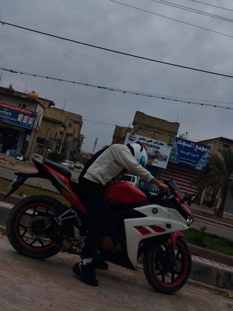 السلام عليكم بطح دايوان r200 مرقم بأسمي تحويل ثاني يوم الدراجة يحتاجلها ترتيب كفرات يعني ترتيب شكل
كهربائيات كلها شغالة نگرة سلف
تايرات جديدات 
محركها مامفتوح مكفول ملاحضة مبدل محركها شادلها واحد جديد
صلنصة رياضي كاربون فايبر
لايتات لد ام الگبان عالي ناصي
كفراتها تسويهن عمل انطيك رقم ولد تروح تسويهن عندة
عنوانها بغداد الكاظمية
رقم الاتصال ***********
رقم الواتساب ***********
السعر 1200 بيها مجال
