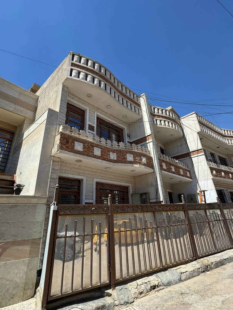 السلام عليكم
للبيع ٧٥ متر واجهة ٥ نزال ١٥
طابو صرف يحتوي على صالة
مطبخ مناور صحيات ٢ 
غرف نوم ٣ و بيتونة و سطحين
موقع بغداد حي الجهاد ديوان الضباط
خلف الأربع شوارع مباشر موقع كلش مميز 🏚️🏚️
للاستفسار &واتساب 
***********
