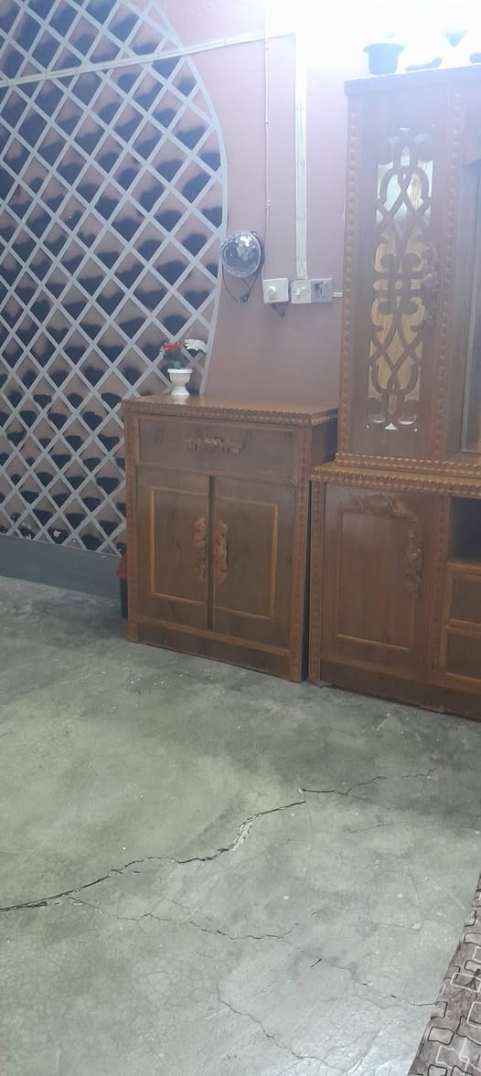سلام عليكم من رخصت الادمن غرفه نوم للبيع كامله مستخدمه اقل من سنا ***********بي واتساب
