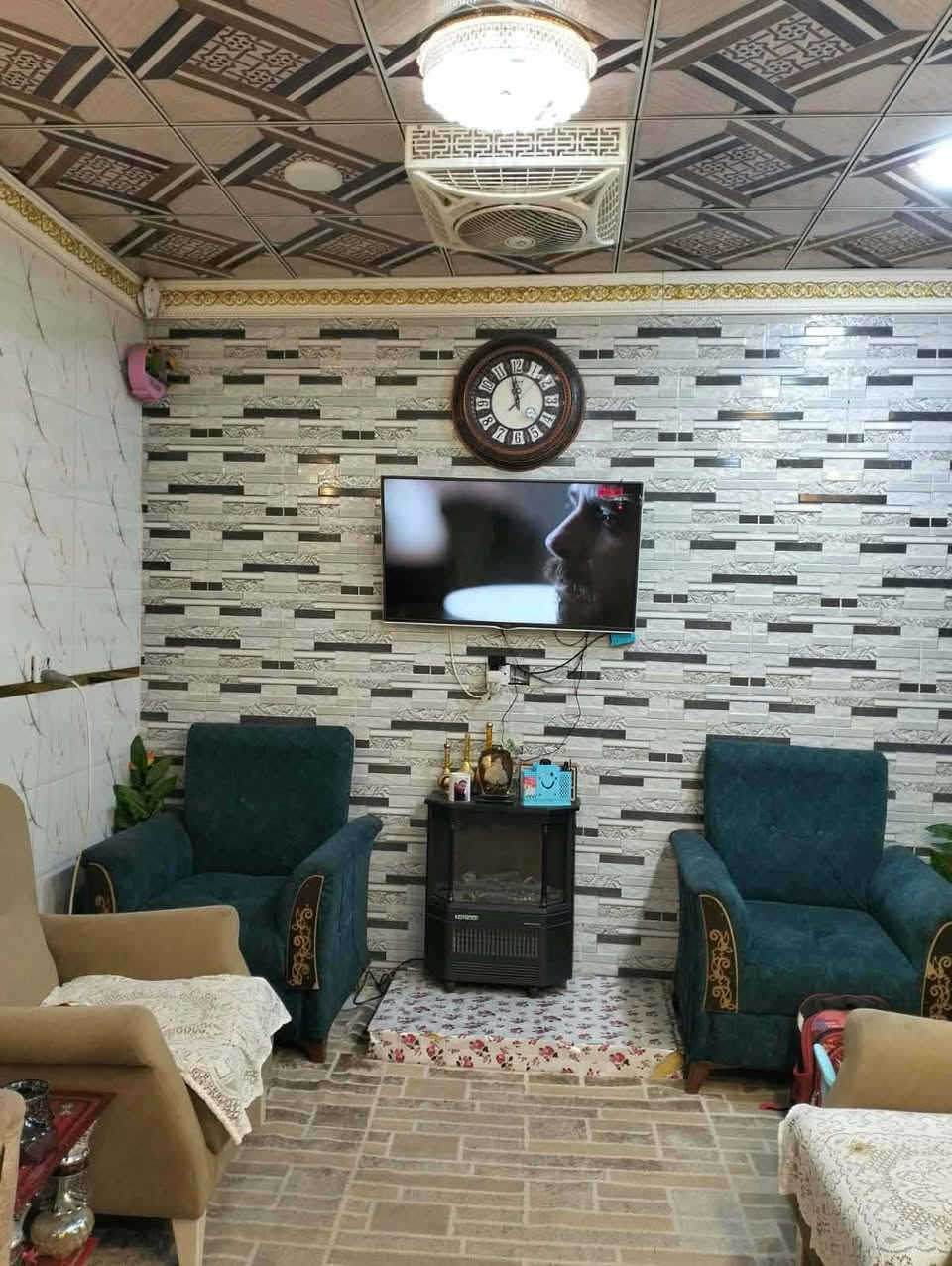 ياالله يارزاق
دار سكن ملك صرف 200م طابقين 

يتكون الدار من 4غرف نوم وهول مطبخ حار بارد 

استقبال صحيات داخل وخارجيه كراج سياره 

كوت الزهراء مقابل اعداديه لمثنى اوجامع الزهراء 

مقابل منتزه بصف لركن 

لاتصال على لارقام التالية واتساب***********

اايتصل يكله من طرف همسات العيون امانه الله
