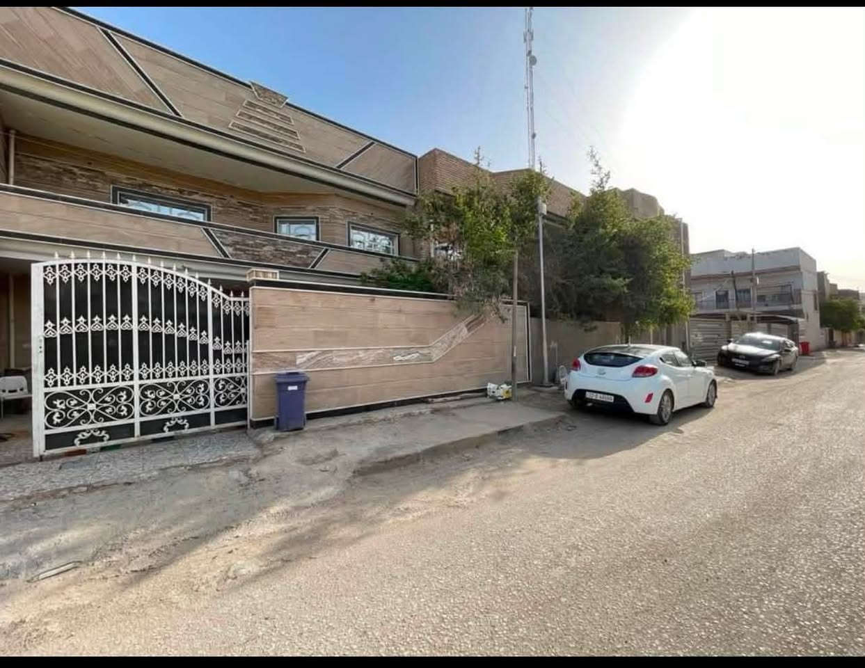 دار للبيع طابقين في بستان الحلو خلف المقام مباشرةً 220م الطابق الاول
يحتوي ع كراج سياره وحديقه واستقبال ومطبخ وكلدور وغرفة نوم وصحيات ومنور حول البيت
الطابق الثاني يحتوي على 3 غرف نوم وكلدور ومطبخ وصحيات 
الدار نظيف جدا والشارع رئيسي وتبليط ومجاري للاستفسار ***********
