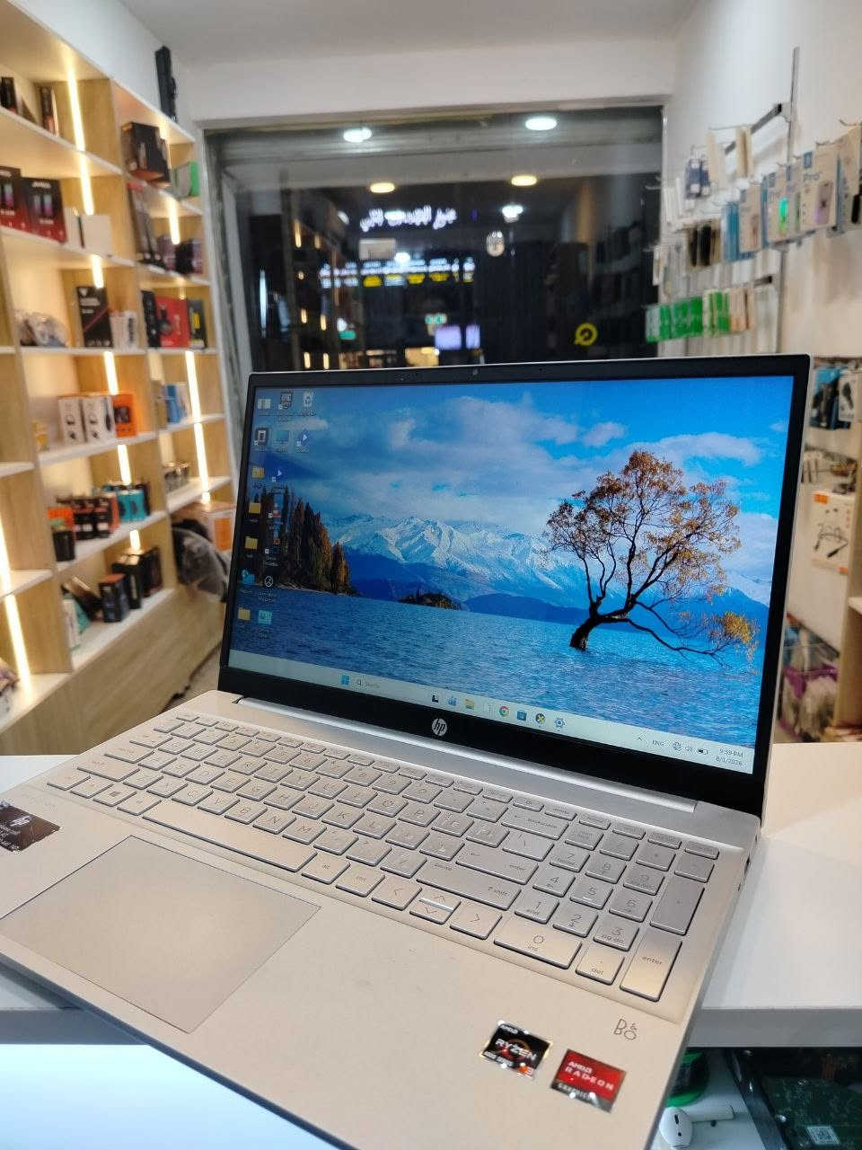 سلام عليكم حاسبة hp 15.6 رام 8 هارد 256m.2

كارت شاشه داخلي قوي يشغل برمج تصميم متوسطة بيها رصعه صغيره مماثره على شي السعر 250الف *********** متواجد واتس اب 

مكاني بغداد
