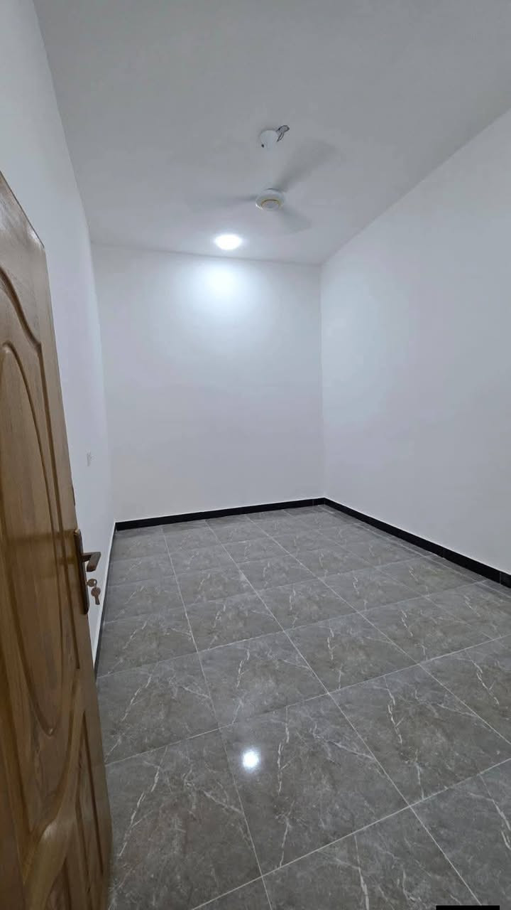 أسعد ألله أوقاتكم بكل خير احبتي 
ثلاث دور سكن للبيع ماشاءالله
جمال وترتيب ودقه بلعمل ✨

مساحة 100 م
على شارع 8 متر ثاني بيت عن تبليط

العنوان بصره طريق الصحراء وشارع المحكمه الجديده

محتويات البيت
دوانيه
صاله + مطبخ واسع
غرف منام عدد 2
 مناور + صحيات خارجي داخلي

نوع العقار طابو ملك صرف زراعي عراقي سند 25

كل هاذ جمال وترتيب بسعر 60 مليون وبي مجال

للتواصل ***********
