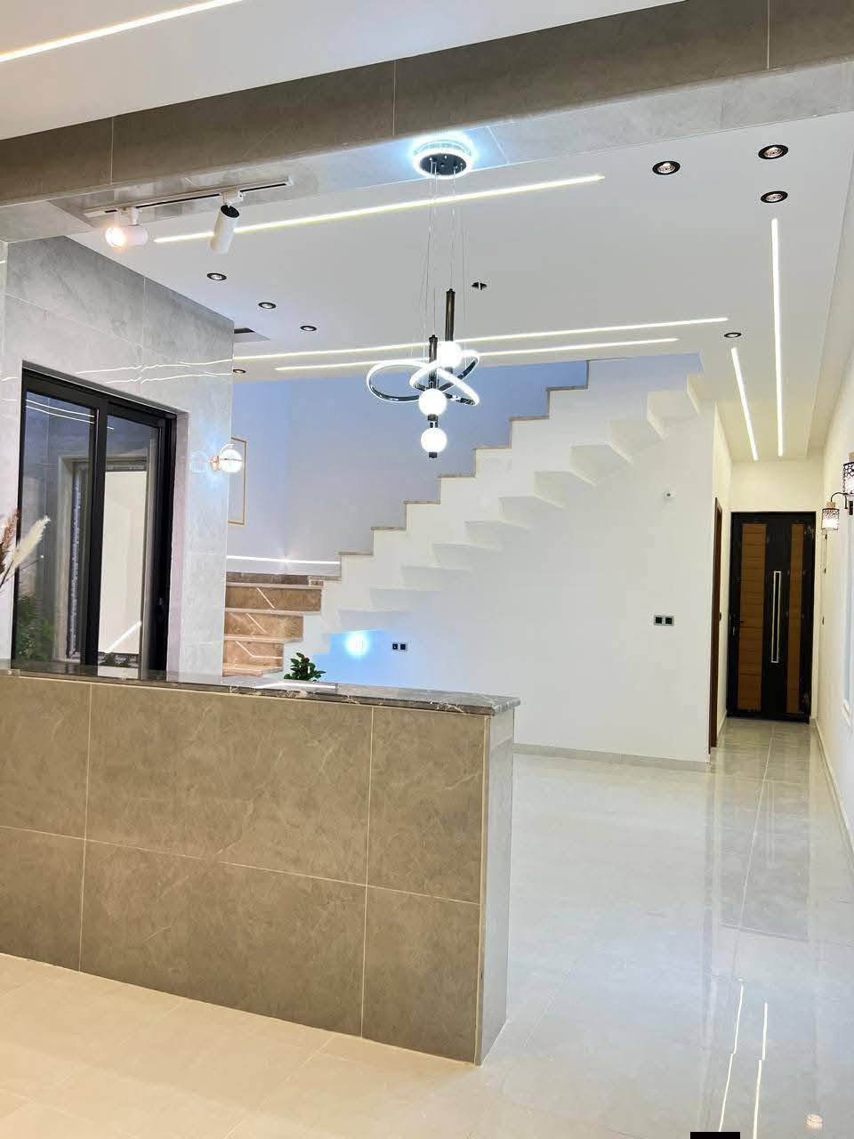 تطبيك أرضيات وجدران وتغليف بآيات بأسعار مميزة والتزام بالعمل والموعد وعمل هندسي ***********
