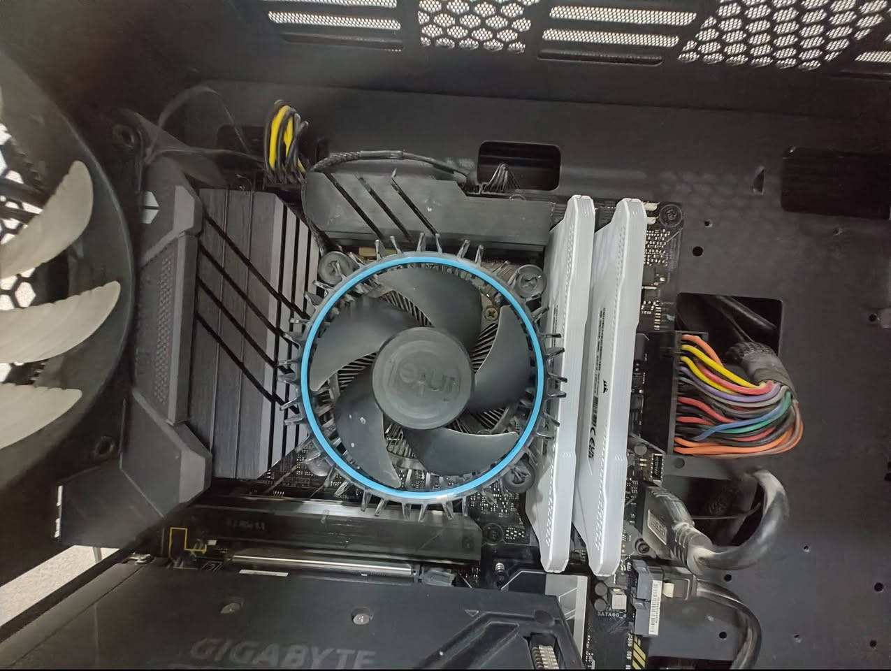 تجميعة للبيع نظافة 100%
المواصفات:
المعالج i5 12400
رام 16g 3600 كورسير rgb
بورد Asus tuf b760
هارد m.2 500g 
كرت الشاشة RTX 4060 كيكا بايت oc
كيس مثل ما موضح بالصور 
سعرها 1125 بيها مجال بسيط مكان الديوانية 
للتواصل *********** بي واتس اب
