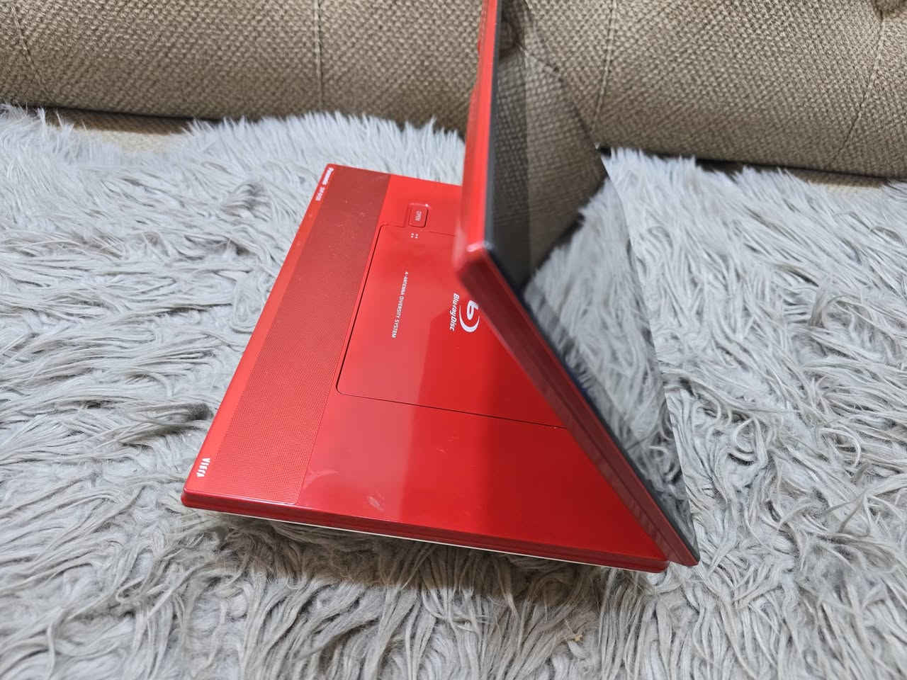 🔴 للبيع: مشغل بلوراي وتلفزيون محمول Panasonic VIERA (DMP-BV300)
​مشغل أقراص شامل وشاشة محمولة بتصميم ياباني أنيق ولون أحمر مميز!
​🌟 المواصفات والمميزات:
​الماركة والموديل: Panasonic VIERA DMP-BV300.
​تشغيل الميديا: يدعم تشغيل أقراص Blu-ray Disc، بالإضافة إلى أقراص DVD والأقراص المدمجة.
​استقبال بث: مزود بنظام هوائي رباعي (4-Antenna Diversity System) لالتقاط البث التلفزيوني بوضوح.
​التصميم: تصميم أنيق ومبتكر بشاشة قابلة للتعديل وتعمل كمسند، مع سماعات مدمجة عالية النقاوة.
​الحالة: شغال بحالة ممتازة جداً ونظيف. مع محول شحن. مكاني. السماوه ***********
