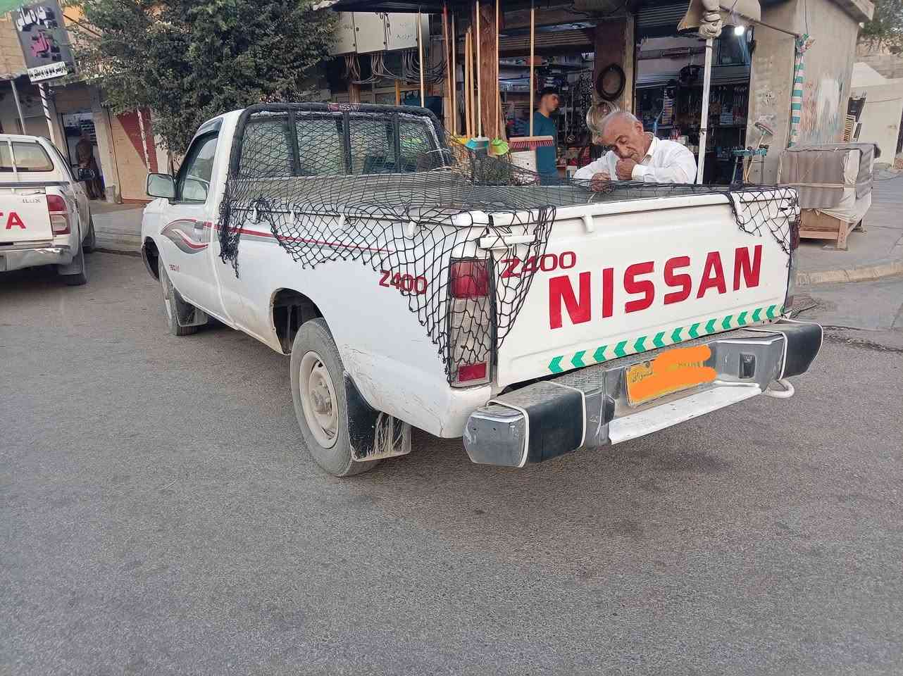 نیسان پێنج قولاپ ئاڕمی پلاستیکی سلێمانی ئاڕموئە وە لیاتوغە رامە بە شە رت گێڕو مە کینە ی بە شە رتی 100فیتە ر قرچێکی پێشی هە یە حیزام بۆیاخە سعری 62وە رە قە وتۆزێک مە عامە لە مۆدیل 2002تە بریدە پاوە رنیە ژم ***********
