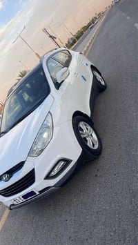 السيارة كفالة عامة ما عدا مقدار شبر صبغ بالبنيد في مقدمة البنيد فقط وا...