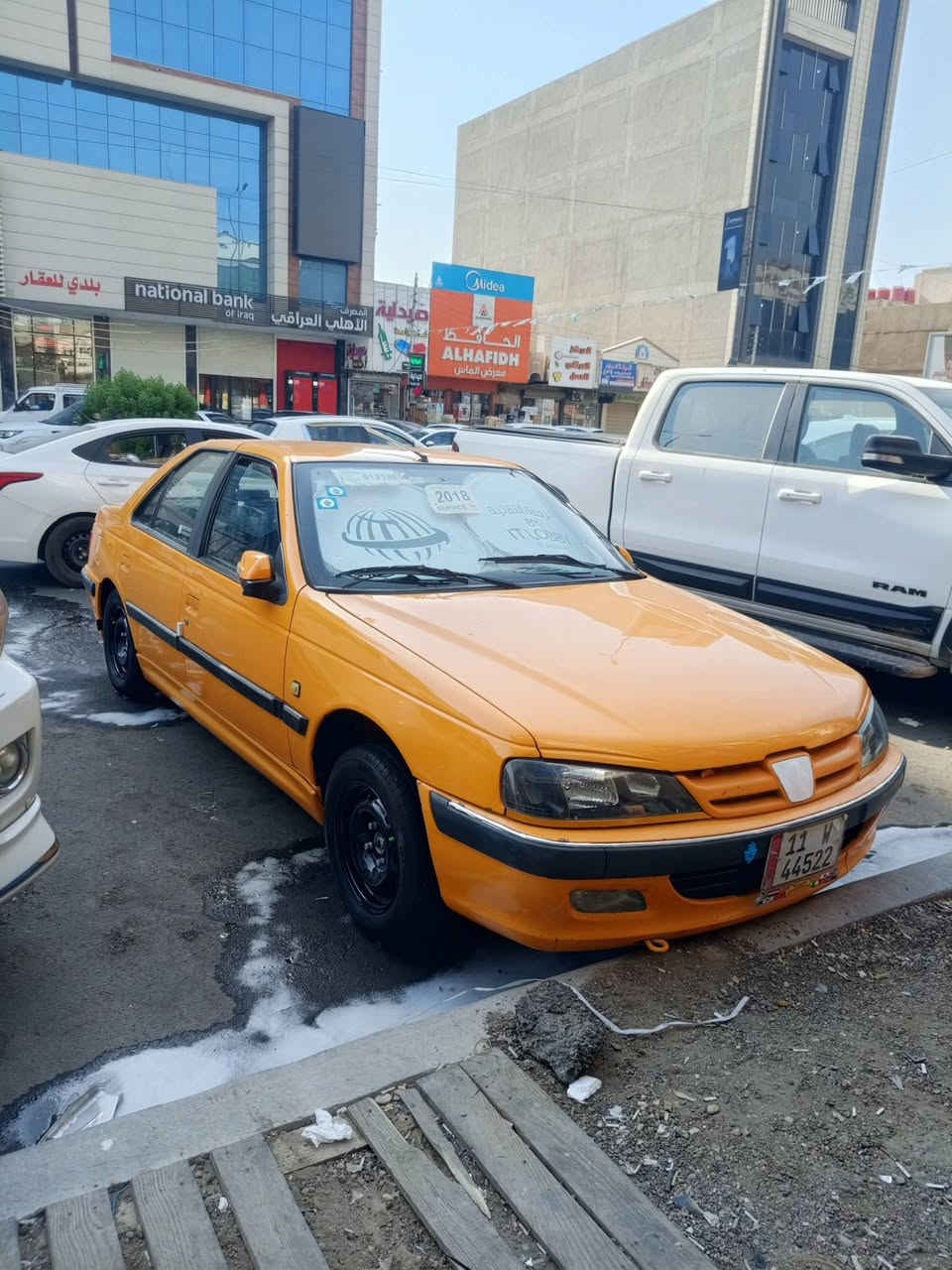 سلام عليكم بيجو بارص موديل 2018سيارة مكفولة من ضربة وصبغ وتبديل 
لا خياس ولا جراد بعدها عل وضع الشركة داخل بلادي 
سبير شركة تخم تاير هلو قبل سبوع شديتة تبريد ثلج مكينة گير حدادية جدد رقم بغداد تحويل مباشر بسمي سعر 58وبيها مجال مكاني البياع ***********
