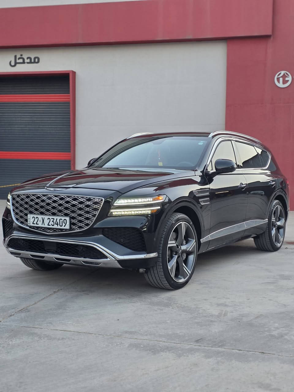 للبيع | Genesis GV80 2025 | 3.5T V6 | Full Option | قمة الفخامة والأدا
الحادث جاملغ الايسر مع شبر البنيد 
ماشيه حاليا 13 الف كيلو متر.  ليس ميل
إذا تبحث عن سيارة SUV فاخرة تجمع بين القوة، التكنولوجيا، والراحة… فهاي هي الخيار المثالي.
السياره عليها تغليف PPF ضمان 10 سنوات 
و السياره مضلل بيها كتاب من المرور بالسنويه 
و السياره بيها سقف روز رايز شغل درجى اولى 
السياره عليها تعريب الشرق الاوسط كل الاوبشنات شغاله السياره  ما ناقصها اي شي فول من كلشي 

✅ موديل: 2025
✅ محرك: 3.5 لتر V6 توين تيربو
✅ ناقل حركة أوتوماتيك 8 سرعات
✅ نظام دفع رباعي AWD
✅ فل أوبشن (أعلى فئة)

🔹 أهم المواصفات:
• شاشة بانورامية كبيرة للنظام الترفيهي
• عدادات رقمية كاملة
• شاشة عرض على الزجاج الأمامي (Head-Up Display)
• كاميرات 360° عالية الدقة 
ناضور ليلي نهاري
• حساسات أمامية وخلفية
• رادار أمامي مع مثبت سرعة ذكي
• نظام المحافظة على المسار والتنبيه عند الخروج عنه
• مراقبة النقطة العمياء مع عرضها على شاشة العدادات
• فرملة طوارئ أوتوماتيكية
• مساعد القيادة على الطرق السريعة
• نظام الاصطفاف الذكي (Smart Parking Assist)
• بصمتين وبصمة تشغيل وبصمة للأبواب
• تشغيل عن بُعد
• فتحة سقف بانورامية
• مقاعد جلد فاخر كهربائية مع الذاكرة
• تبريد وتدفئة للمقاعد الأمامية، وتدفئة للمقاعد الخلفية
• تدليك مساج  للمقاعد الأمامية (حسب التجهيز)
• تكييف أوتوماتيك ثلاثي المناطق
• شحن لاسلكي للهاتف
• نظام صوت فاخر
• Apple CarPlay وAndroid Auto
• إضاءة داخلية محيطية متعددة الألوان
• إضاءة LED أمامية وخلفية
• باب خلفي كهربائي مع فتح ذكي
• جنوط ألمنيوم رياضية قياس كبير 22 
• زجاج عازل للحرارة والضوضاء

💎 سيارة فخمة بكل معنى الكلمة، تجمع بين التصميم الراقي، الأداء الرياضي، وأحدث تقنيات السلامة والراحة.

 للاستفسار  يرجى التواصل على الرقم
 ***********

