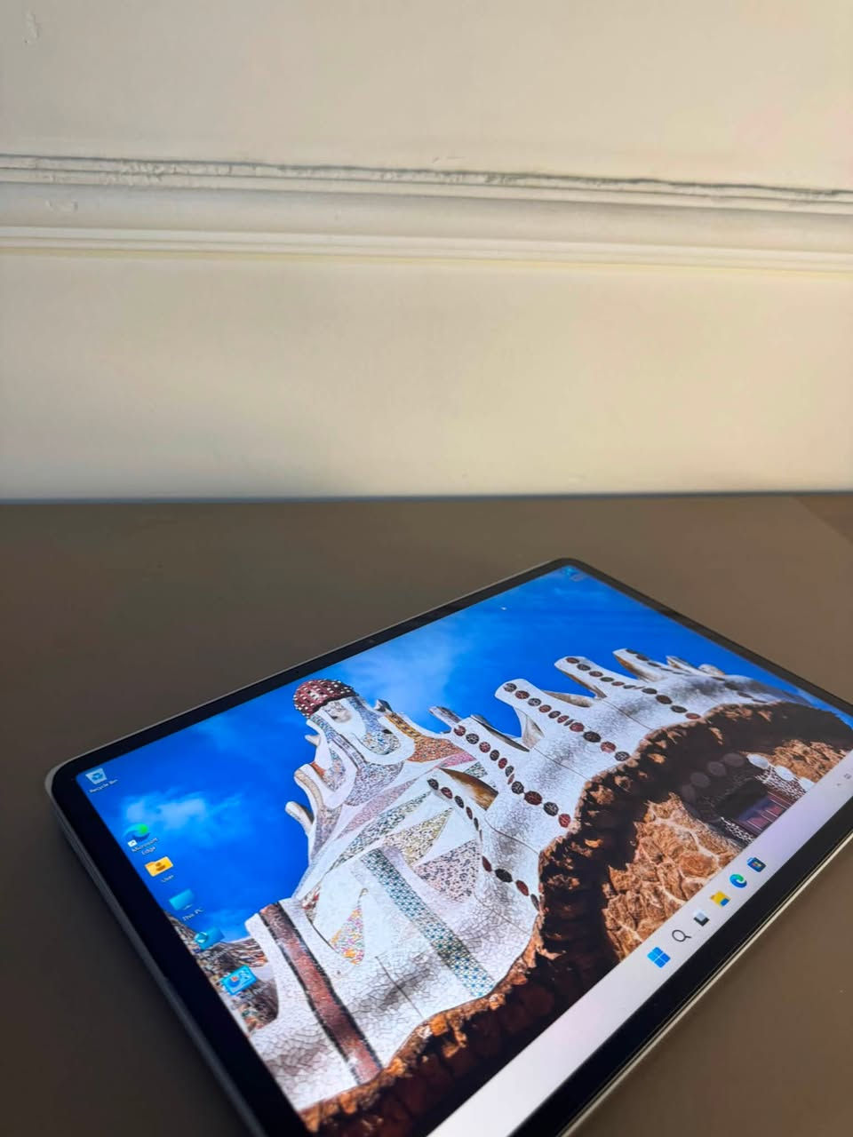 Aura Tech | اورا تك ✨
💻 Microsoft Surface Laptop Studio (قمة الابتكار، الأناقة والأداء الخارق)
استمتع بأعلى مستويات المرونة مع أحدث تحف مايكروسوفت! جهاز مذهل بشاشة متحركة بتصميم فريد يجمع بين قوة معالج i7 فئة H وكارت شاشة خارق RTX 3050 Ti، ليمنحك تجربة استخدام استثنائية سواء للرسم، الهندسة، المونتاج أو الألعاب.
 المعالج: Intel Core i7-11370H (الجيل الحادي عشر - فئة H35 عالية الأداء).
 الذاكرة (RAM): 16 جيجابايت.
 الهارد (SSD): 512 جيجابايت NVMe فائق السرعة.
 كارت الشاشة: NVIDIA GeForce RTX 3050 Ti (بسعة 4GB).
 الشاشة: PixelSense بحجم 14.4 إنش بدقة استثنائية ودعم كامل للمس والقلم، بتصميم متحرك فريد للتحول بين وضعية اللابتوب والاستوديو.
 النظام: معرّب بالكامل وجاهز للاستخدام مباشرة.
 الحالة: نظافة ممتازة جداً.
 السعر: مليون و100 ألف دينار.
📲 طلب والاستفسار راسلونا خاص أو واتساب: ***********
📍 اورا تك - خيارك الأفضل لأجهزة اللابتوب الاحترافية
