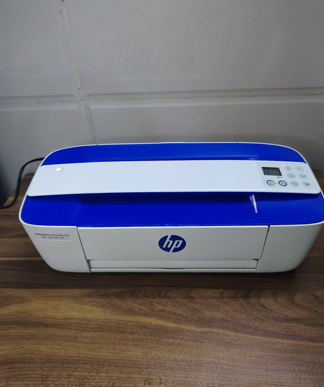 هذه الطابعة هي HP DeskJet Ink Advantage  (3790 الشهيرة)، وتُعرف بأنها واحدة من أصغر الطابعات اللاسلكية المتكاملة في العالم.إليك أبرز مواصفات الطابعة الأساسية:الوظائف الرئيسية: طباعة، نسخ (تصوير)، مسح ضوئي (سكانر)، واتصال لاسلكي.تقنية الاتصال: تدعم Wi-Fi اللاسلكي، والطباعة المباشرة من الهواتف (Wi-Fi Direct)، بالإضافة إلى منفذ USB 2.0 التقليدي.التوافق مع الهواتف: تدعم تطبيق HP Smart، و Apple AirPrint، و HP ePrint للطباعة مباشرة من الموبايل أو الجهاز اللوحي.تقنية المسح الضوئي (Scroll Scan): سحب الورق تلقائياً للمسح أو النسخ عبر الممر العلوي دون الحاجة لغطاء علوي زجاجي تقليدي، مما يقلل من حجم الطابعة.سرعة الطباعة: تصل إلى 8 صفحات في الدقيقة للأسود، و 5.5 صفحة في الدقيقة للألوان.دقة الطباعة: تصل إلى 1200×1200 نقطة في البوصة للأسود، وحتى 4800×1200 نقطة في البوصة للألوان (عند الطباعة من الكمبيوتر).سعة درج الورق: يستوعب حتى 60 ورقة لدرج الإدخال، و 25 ورقة لدرج الإخراج.الوزن والأبعاد: خفيفة الوزن للغاية (حوالي 2.33 كجم) وأبعادها مدمجة جداً لتناسب أي مساحة صغيرة. للبيع السعر 60 الف الاستفسار على الواتساب ***********

