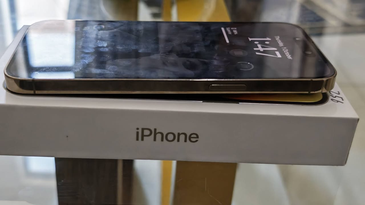 ايفون 14 Pro Max
مساحة 256 نسخة شرق اوسط الاصلي 

الجهاز بلادي 100% وتربروف وبطارية 84 عمرها كلش حلو ويطول وياك اكثر من نص نهار  - ما احجيلك عالنظافة الصور موجودة 

عيبة الوحيد بي شخطة صغيرة بالظهر موظحة بالصورة

السعر 850 الف قفل

رجاءا البي يدور سعر اقل اجهزة البالة موجودة بنص السعر

للتواصل ***********

العنوان زيونة - قرب شارع الربيعي
