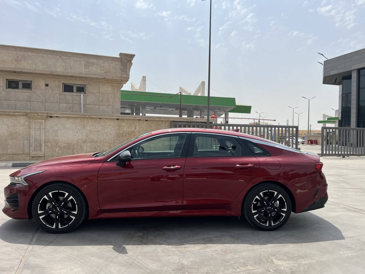 سلام عليكم KIA K5 موديل 2024 
السيارة ماشية 33 الف كيلو 
مواصفات الجي تي لاين المعروفة 
حادث السيارة حافة البنيد و خشم الجاملخ بارد مثل ما موضح بالسونار هذا حادث امريكا صار بيها بالعراق بارد بالجاملغ الخلفي جهة السايق و شخط بالباب راجع بي دي ار و صار تحكيل بسيط على كدة السيارة بدون صبغ بدون دواخل بدون ايرباك 
مكان السيارة بغداد 
الرقم للتواصل ***********
سعر السيارة 171 و بيها مجال
