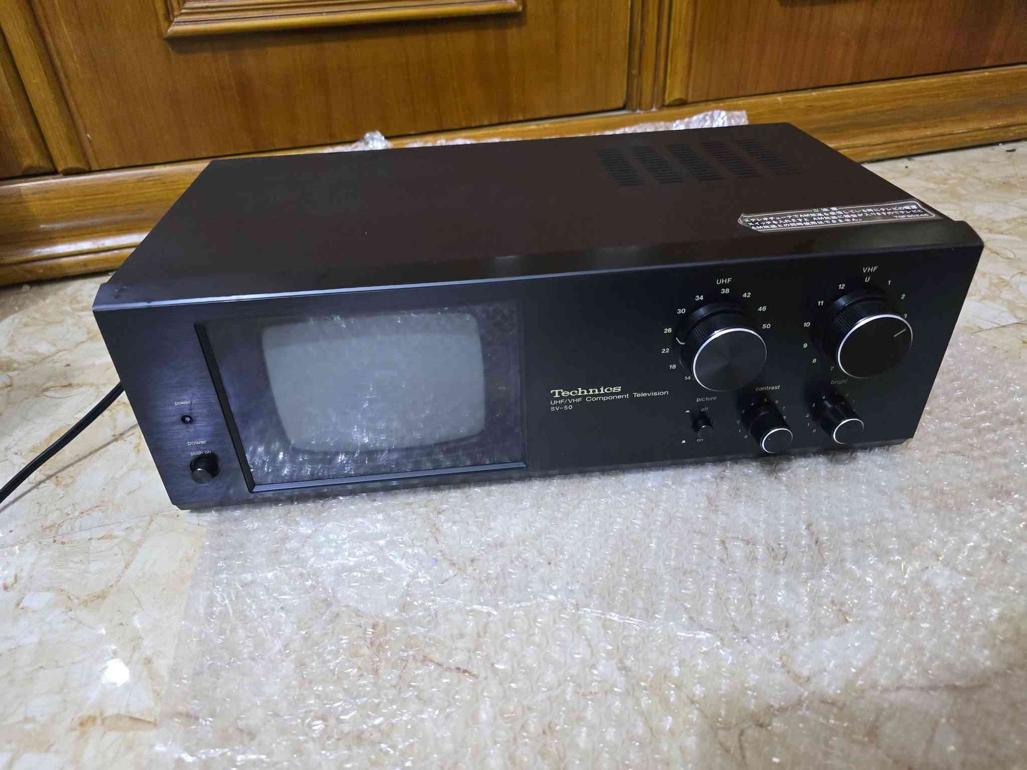 📺 للبيع: تلفزيون كلاسيكي نادر Technics SV-50لعشاق الأنتيك والمقتنيات النادرة، جهاز تلفزيون ومستقبل إشارة ياباني أصلي ومميز.الماركة: Technics (صنع في اليابان 1977).المواصفات: شاشة مدمجة (أبيض وأسود 5 بوصة)، مفاتيح تحكم ميكانيكية، يربط مع منظومات الستيريو مكاني سماوه ***********
