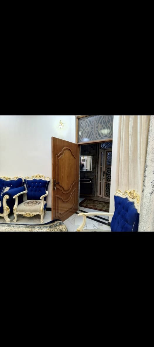 السلام عليكم بيت بخاجية الضباط قرب مدرسة النهرين الاهلية يتكون من 4غرفنوم صالة وهول مطبخ حار بارد مع 5حمامات ومنورين الواجهة الأمامية 12.5 النزال20المساحة الكلية 250 للبيع علما سنة البناء22 الاتصال على الرقم التالي ***********
