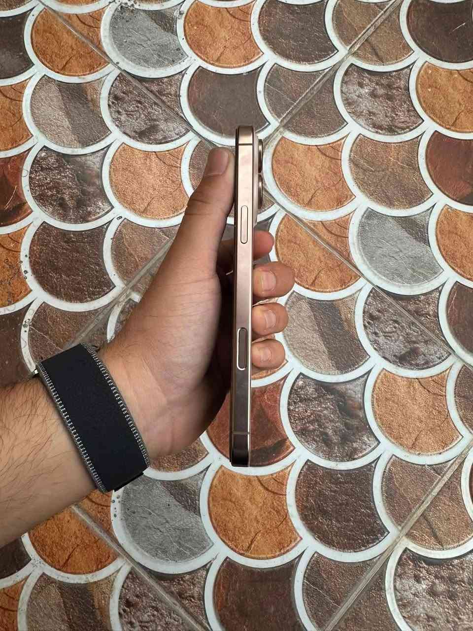 السلام عليكم 
جهاز ايفون 16pro max
بطاريه 93 
ذاكره 512
لون ذهبي 
بي كسر بالظهر ممأثر على الكامره ولا على شكله 
الجهاز كلش كلش نظيف ما بي اي عيب 
سعره مليون و100 وبي مجال حك الجيه 
مكاني ديالى بعقوبه 
للاستفسار ***********
