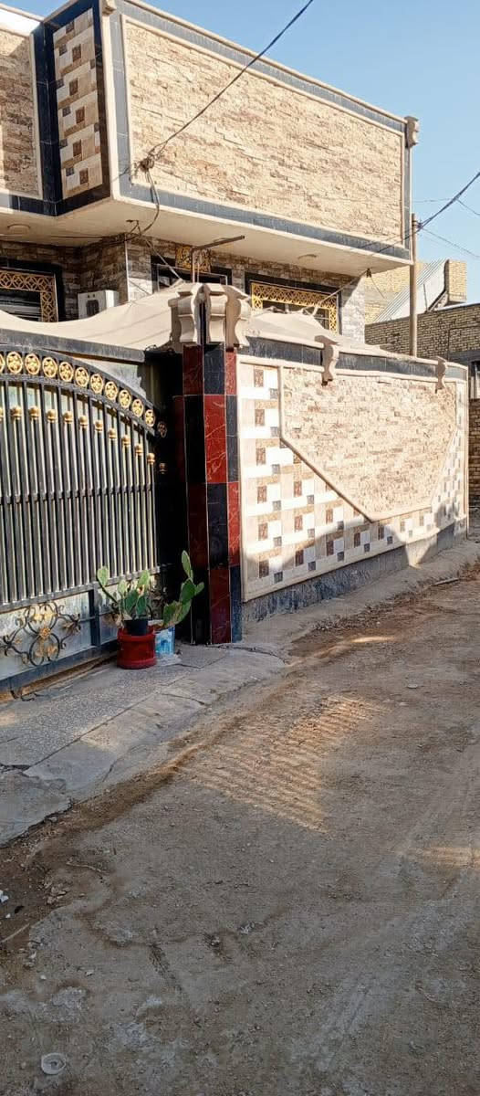 🏠 / دار للبيع مساحة ١٦٠م 
الواجهة  ١٠ م طابو زراعي سند 25

🧱 /البناء يحتوي على : مطبخ . هول . أستقبال . غرفتين . مجمع صحيات . طارمه طول ١٠ امتار 
سطح جبير كامل فرشي وبي مجال غرفتين شيش طالع بناء الي ياخذه بناء يكدر غرفتين يبني
الممر خلف البيت وبي باب خلف الفرع الثاني الممر عشرة امتار

الموقع 🌏 / سيف سعد مقابل علوة المخضر باتجاه بنشه

للأستفسار مراسلة الصفحة او الاتصال على الأرقام التالية 
***********
***********
