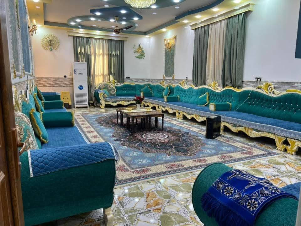 سلام عليكم يوجد بيت للبيع مساحه 700 متر يحتوي على 4غرف نوم وستقبال ومطبخ وصحيات طابو زراعي سند25 تحويل بسم المشتري مباشر العنوان بغداد الراشديه المراسمه الاتصال على الرقم *********** يباع مع الاثاث
