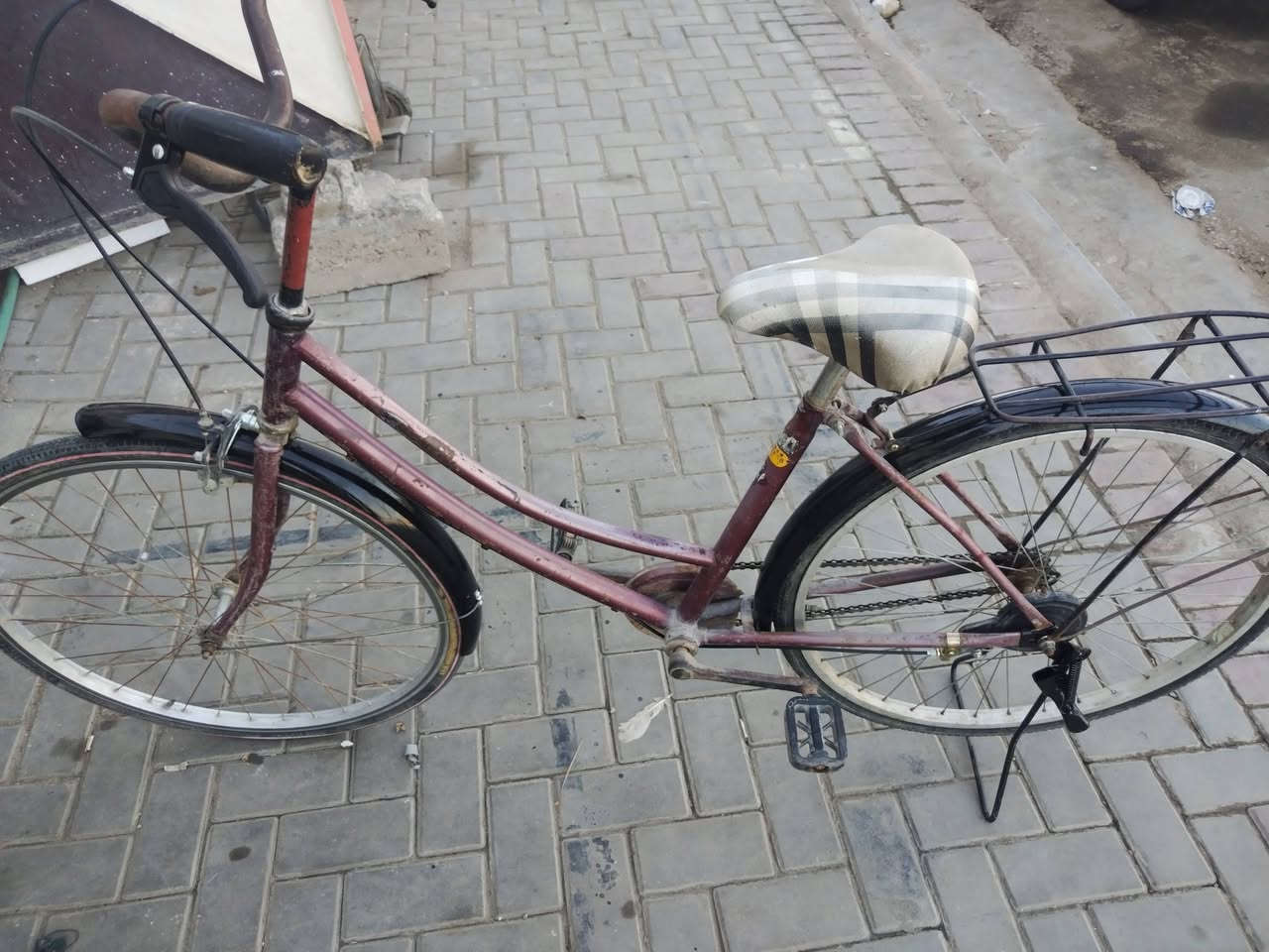 السلام عليكم انواع واحجام الباسكلات تجدونها في محل ابو علي الكائن في حي الفرات شارع المتجاوزين قريب أسواق عزو *********** اهلا وسهلا بكم وبانسب الأسعار
