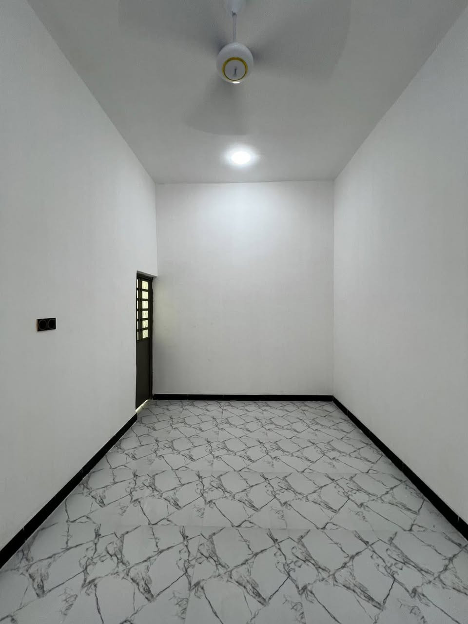 دار سكن #بسعر_جوه_السوك
البصرة - ابي الخصيب - طريق سيد حامد
مقابل مدينة الأندلس السكنيه
#المساحة :: 105م
#ركن مع توفر كافة الخدمات 
طابو صرف تحويل مباشر بأسم المشتري
#يحتوي ::
طارمة . صحيات خارجية . استقبال . مطبخ 
صالة . صحيات داخلية . غرفة منام واحده
#السعر_المطلوب :: 60 مليون قابل للتفاوض
#للأستفسار ::
***********
